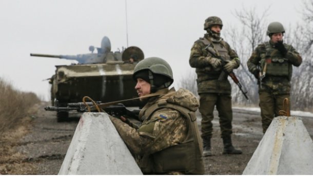 В Луганской области идут бои, 1 военный подорвался на растяжке