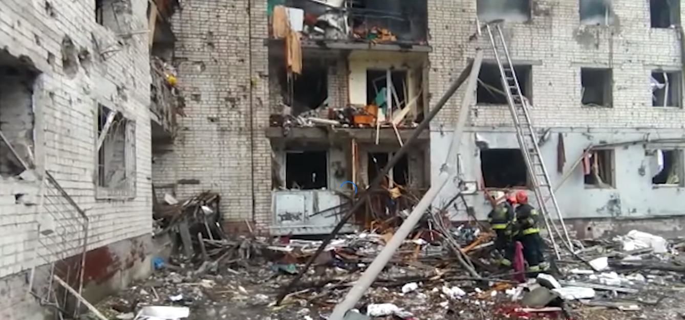Армия Путина разбомбила жилые кварталы Чернигова, погубив 33 человека: видео сожженной многоэтажки