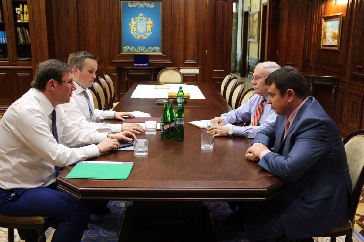 Луценко похвастался, что начал "разруливать" конфликт между прокуратурой и антикоррупционными ведомствами