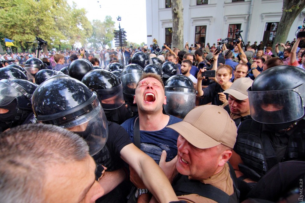 Одесса: активисты прорвали кордон силовиков и ворвались в здание горсовета
