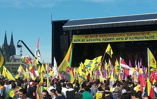 Массовый митинг в Германии: 30 тысяч курдов протестовали против политики президента Турции Эрдогана и требовали освободить лидера РПК Абдуллу Оджалана