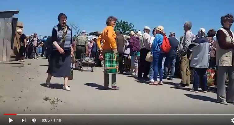 В Украину за хлебушком: Сеть поражена кадрами километровых очередей на КПП "Станица Луганская"