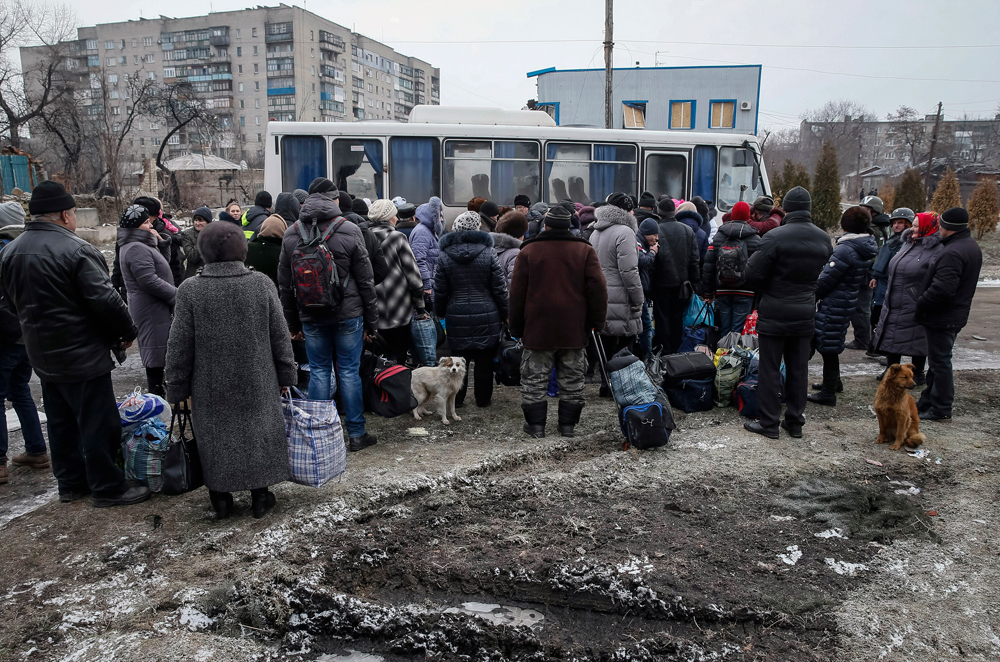 Авдеевку хотят покинуть даже самые стойкие горожане, люди устали от ада войны: Жебривский успокоил, что необходимости в эвакуации нет, все под контролем властей