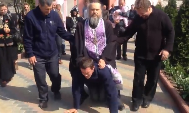Видео издевательств попа РПЦ над прихожанами шокировало верующих: "Срам и позор"