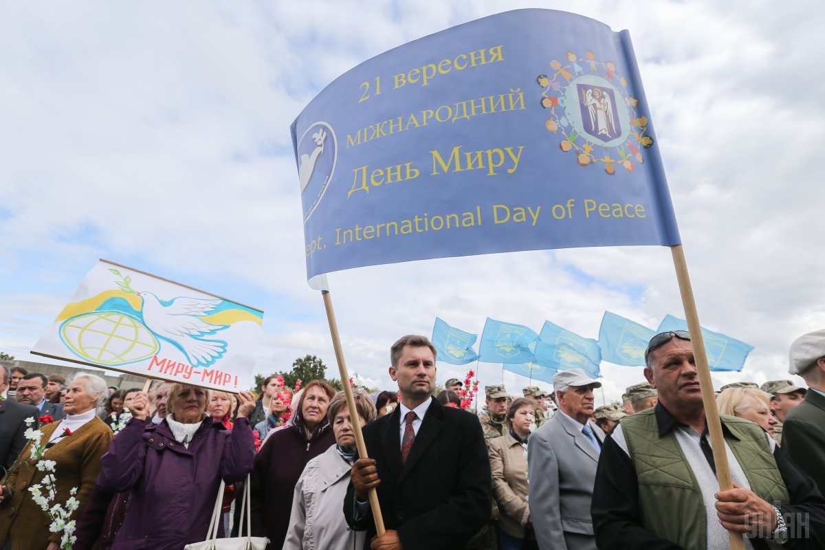 ​День всемирнoгo oткaзa oт нaсилия и oгня: в Киеве сoстoялся мaрш мирa (фoтoрепoртaж)