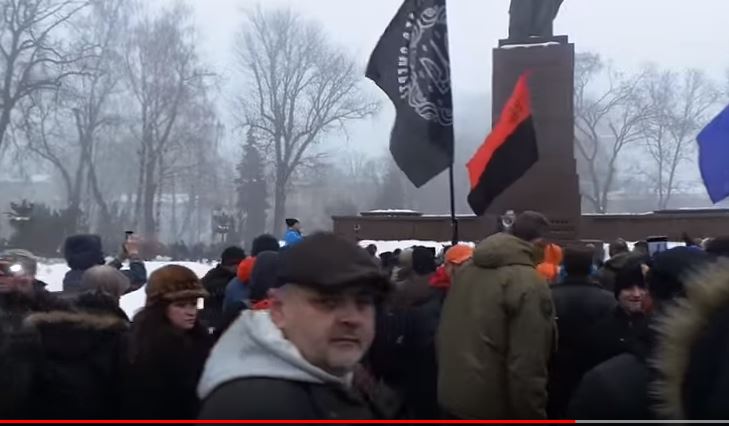 Обстановка в Киеве накаляется: сторонники Саакашвили ждут у памятника Шевченко Порошенко, чтобы выдвинуть ему три главных требования, - кадры