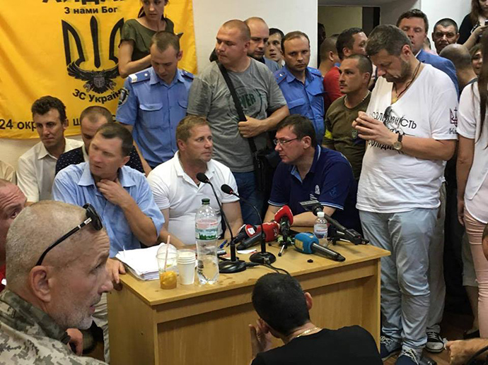 Луценко прибыл на заседание Печерского суда по делу Лыхолита и успел поговорить с задержанным командиром "Айдара"