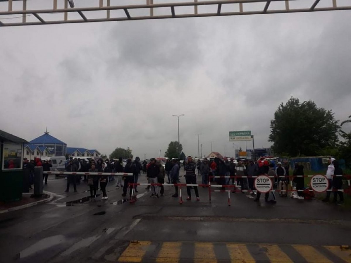 Бунт водителей на КПП "Тиса": ситуация накалилась, авто пограничников сбросили в кювет