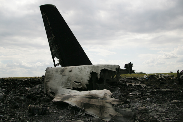 Под Луганском возле границы с Россией ополченцы сбили самолет украинской армии 14.07.2014