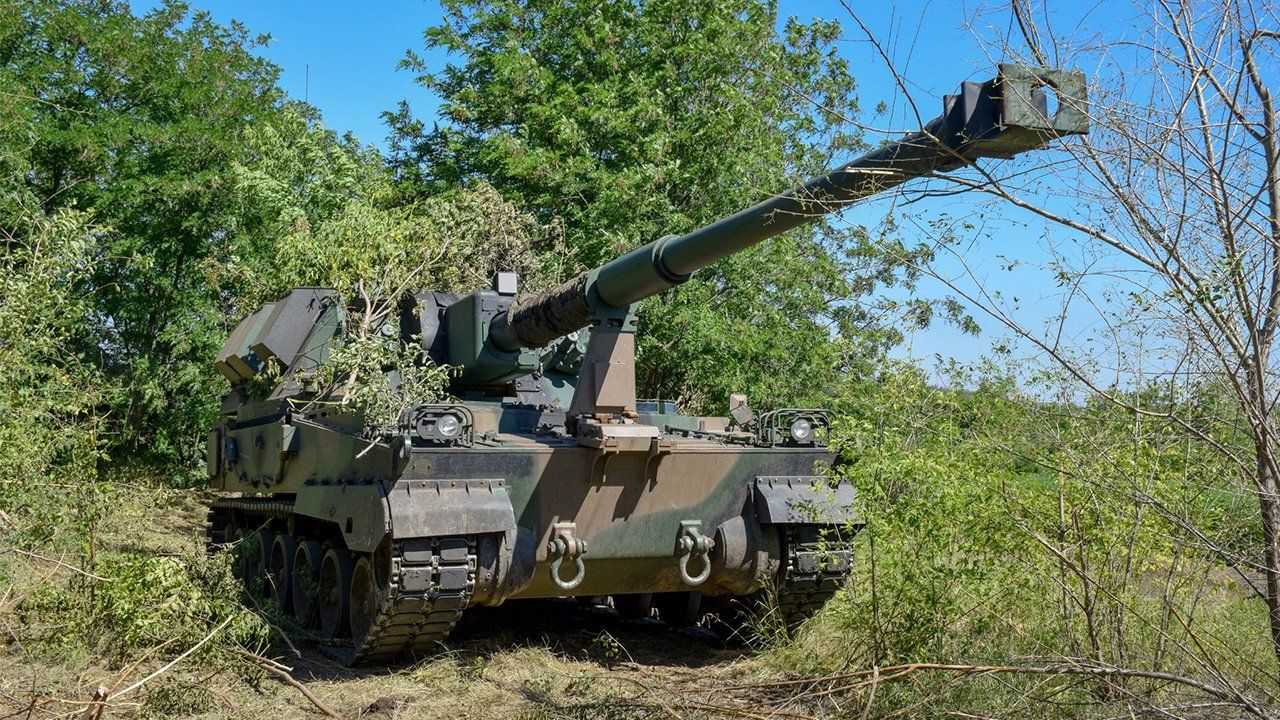 ​Украинская артиллерия нанесла удар по вражеским складам в Каховке: в Сети появились кадры