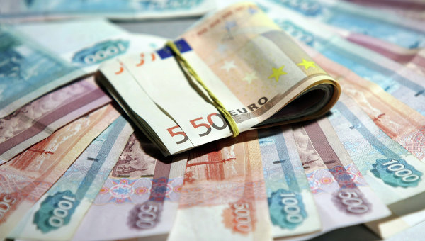 Дважды "отличник": Курс евро в России приближается к 55 рублям 