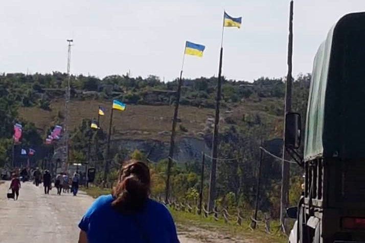 На мосту в Станице Луганской убрали украинские флаги - происходит что-то странное