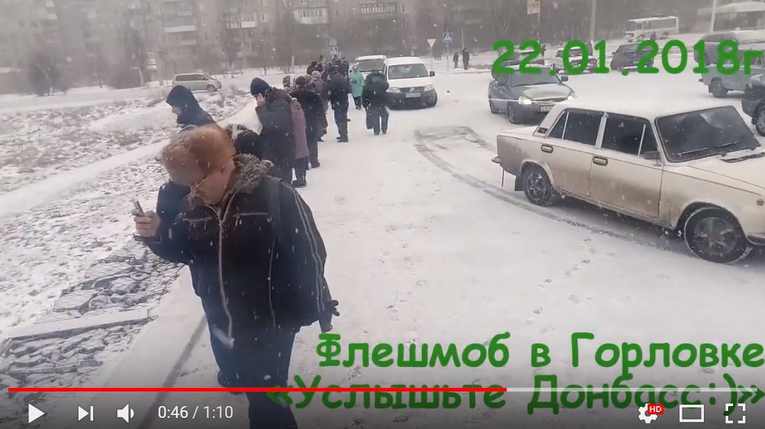"Людям нужна связь с Украиной..." - в Сети опубликовано видео из Горловки, как местные жители едут на окраину города позвонить в Украину