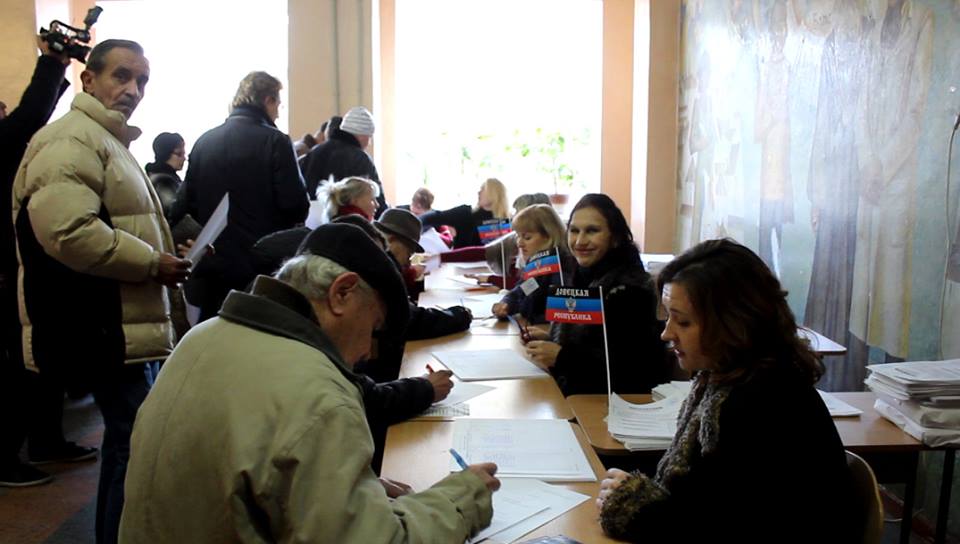 ​ДНР заявляет о возможности беженцев проголосовать на "республиканских" выборах в Донецке