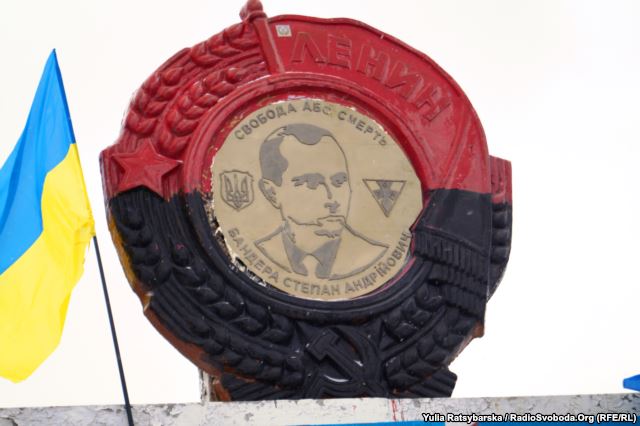 Портрет Степана Бандеры установили на въезде в Днепропетровск