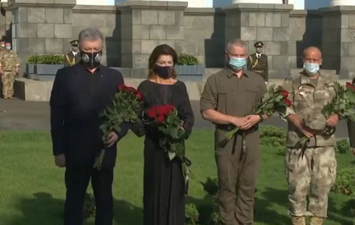 В День Независимости Петр Порошенко почтил память погибших украинских бойцов 