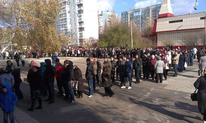 В Снежном около избирательных участков ДНР огромные очереди