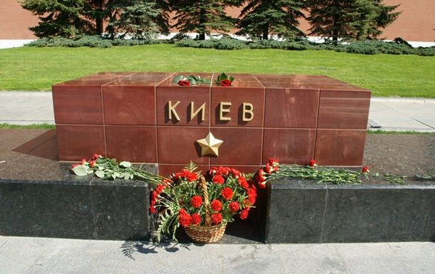 У Москві біля стели міста-героя Києва російські силовики схопили пенсіонера із синьо-жовтим букетом