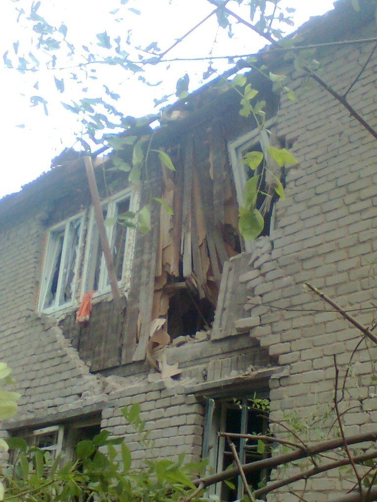 Последствия обстрела Луганска: разрушенные дома и поваленные деревья