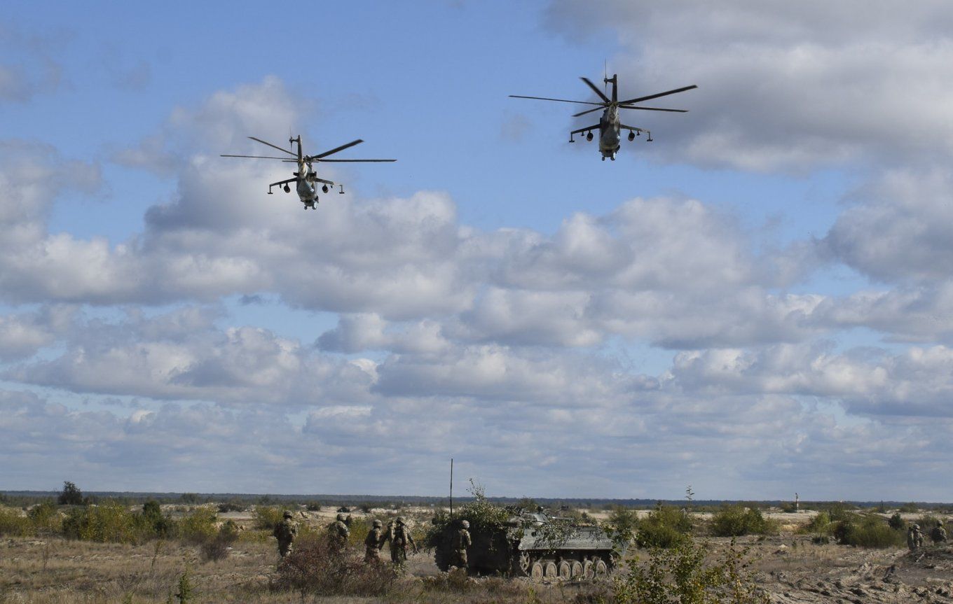 ВСУ подняли в воздух ударные Ми-24П в тандеме с UH-60 Black Hawk армии США