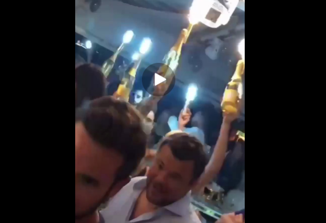 Глава ОП Богдан с полуголыми девушками выносит шампанское под гимн Украины в День Независимости: СМИ показали видео