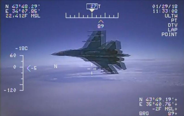 Американцы показали видео безрассудного маневра российских пилотов Су-27, приблизившихся на 1,5 метра к самолету-разведчику США