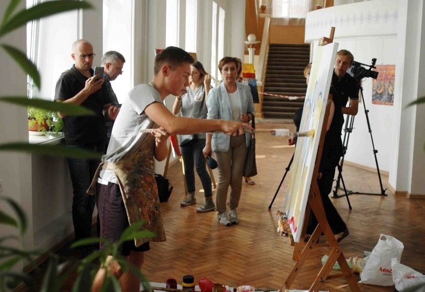 "Ангел Мира" ко Дню Независимости: в Тернополе школьник установил рекорд, написав картину за 2781 секунду