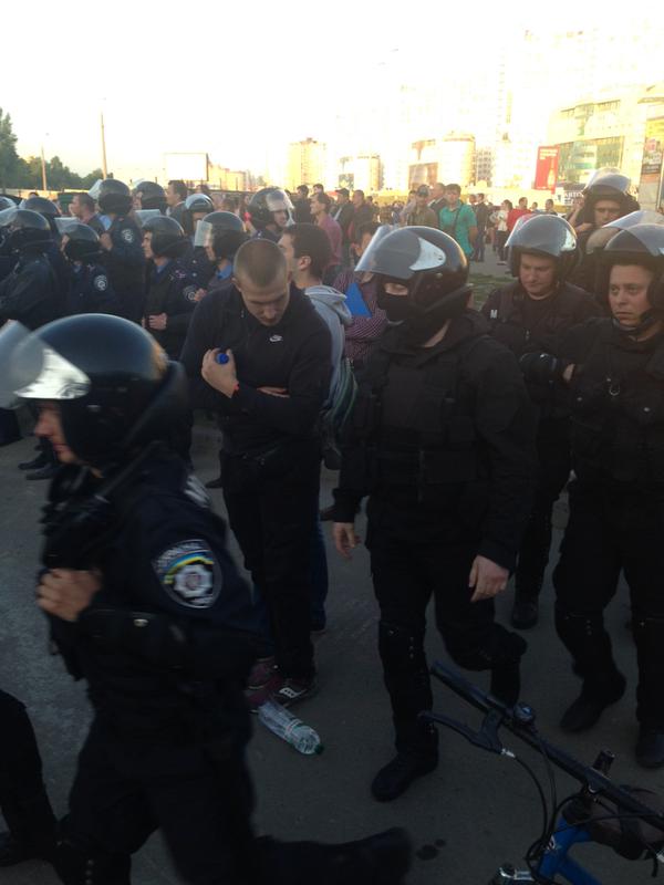 Протесты в Киеве: начальнику Дарницкого ГУМВД едва не пришлось уносить ноги