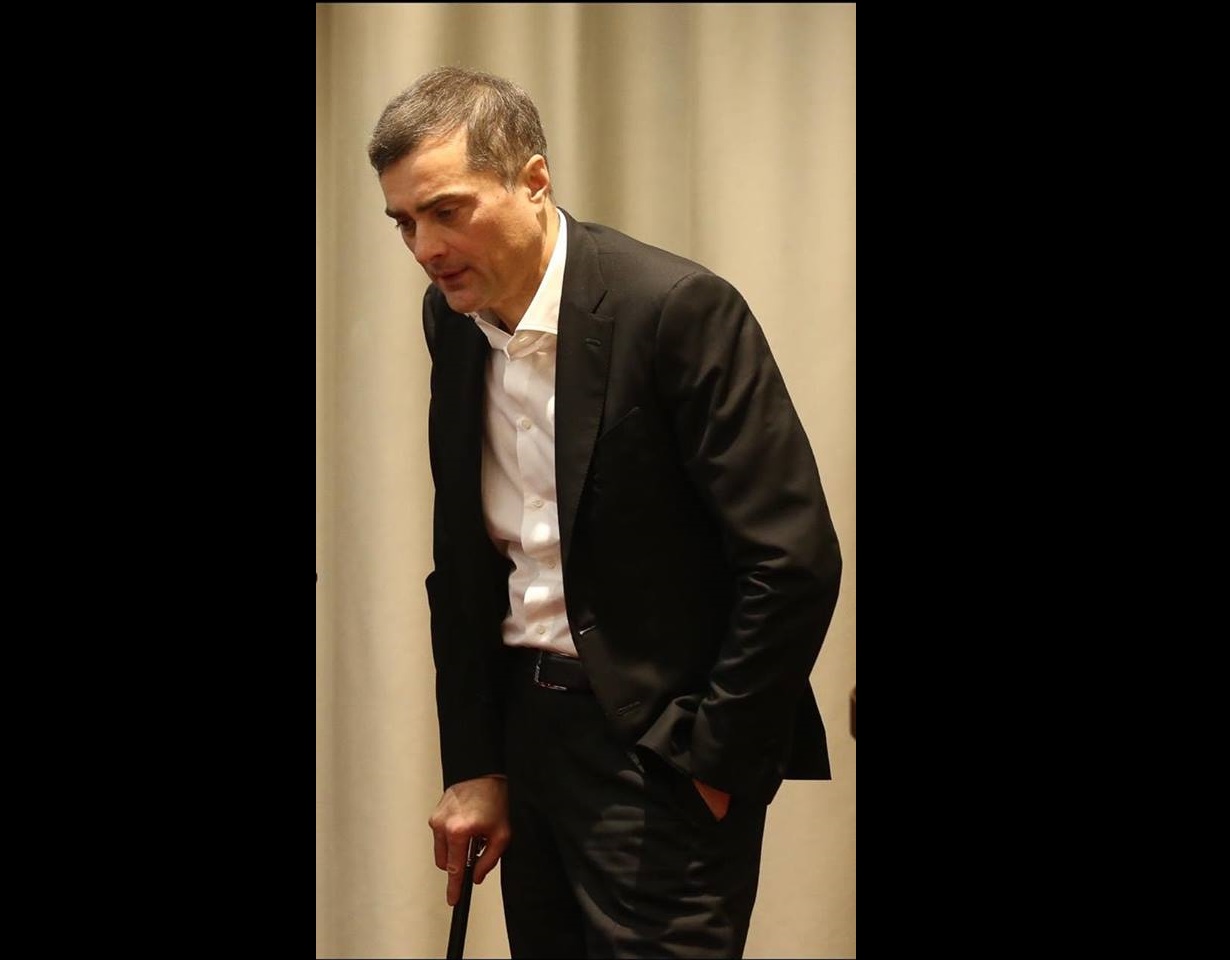 "А что это с Сурковым?" - болезненное фото помощника Путина с палочкой поразило соцсети 