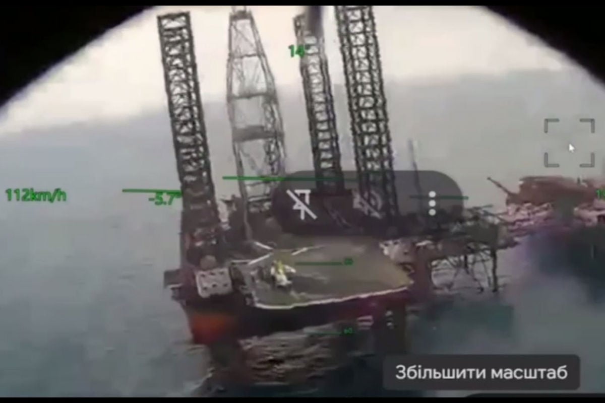 Ка-27 РФ сгорел на "Сиваше": появилось видео, как ВСУ разнесли вражеский вертолет и платформу