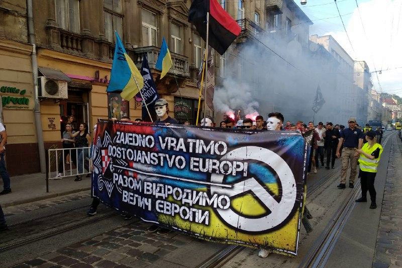 ​Во Львове ультрас Украины и Хорватии устроили шествие и упомянули на нем Путина - яркие кадры