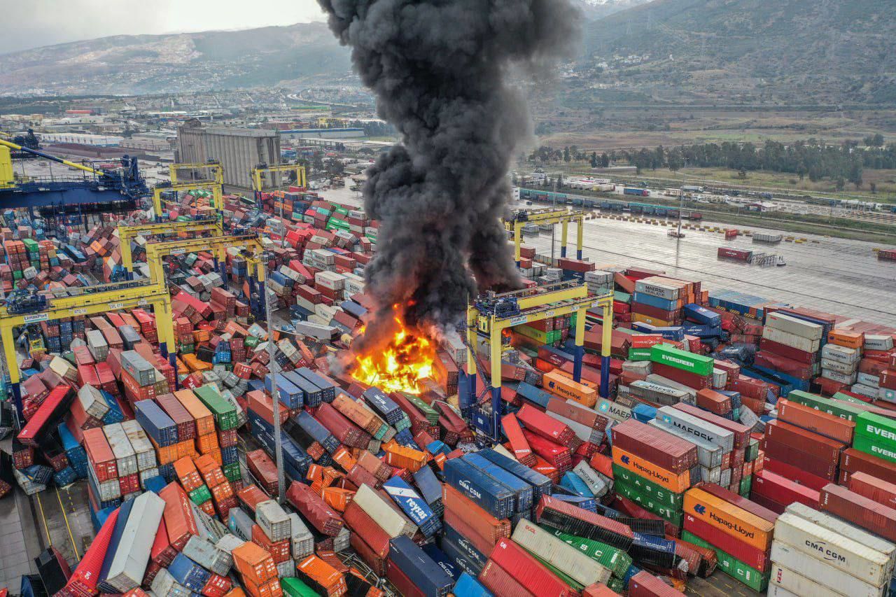После землетрясения в Турции горит один из крупнейших портов страны
