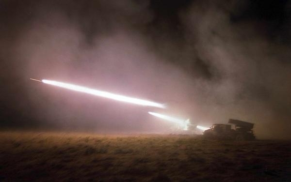 Боевики снова нарушили Минские соглашения: появилось видео ночного обстрела