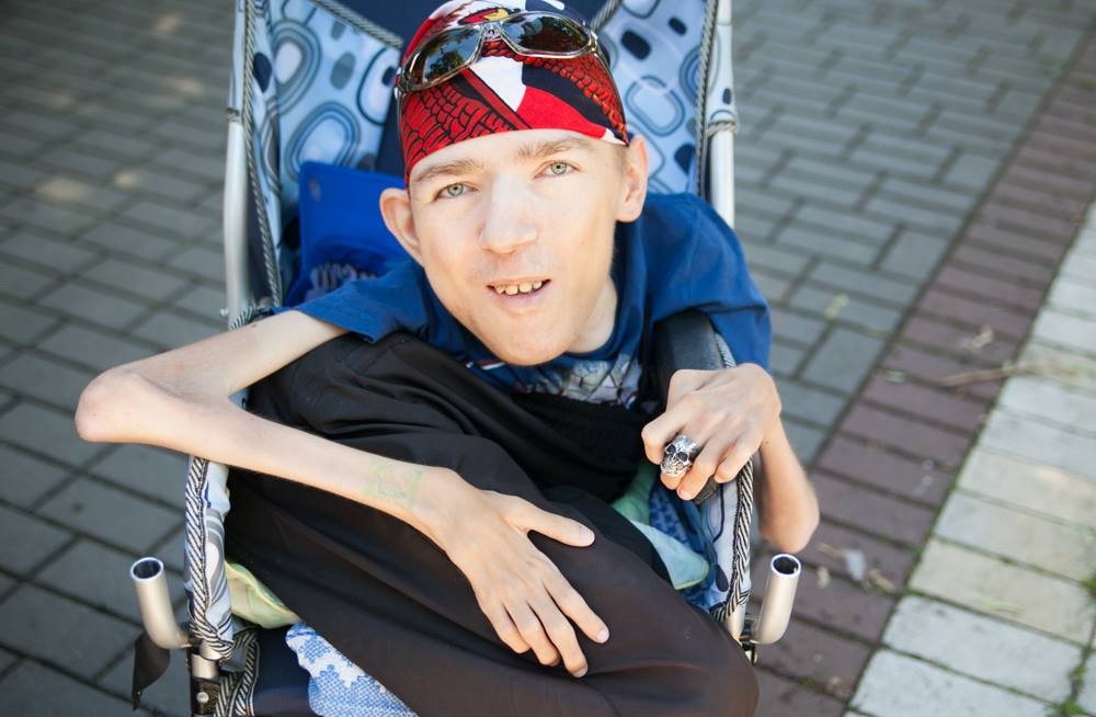 История до слез: СМИ рассказали историю волонтера-инвалида, который помогает украинским солдатам – опубликовано видео