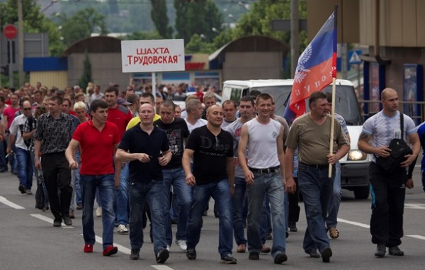 “Свои в нищете, а они чужих успокаивают! Тв**и двуличные!” – дончане жестко отреагировали на “помощь” “ДНР” шахтерам Лисичанска