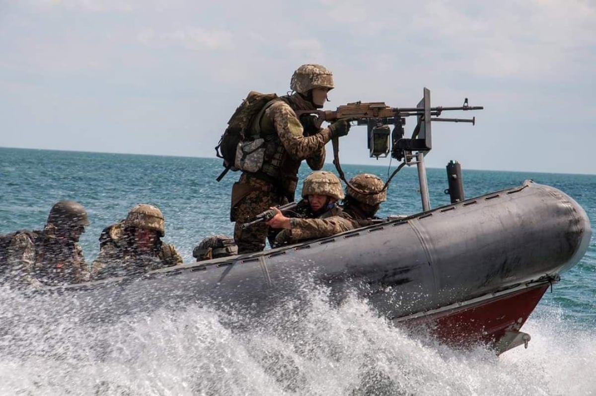 Украинские морпехи "отбили" атаки морского десанта противника и "захватили" важные объекты, зрелищные кадры учений
