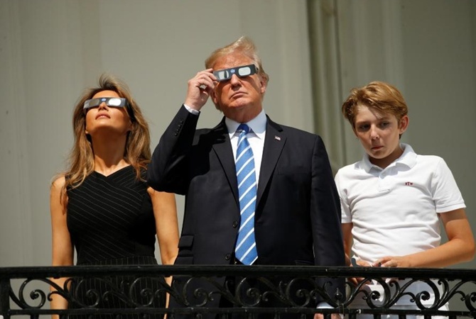 В Сети появились эксклюзивные видеокадры, как президент США Дональд Трамп вместе с семьей наблюдает за солнечным затмением 