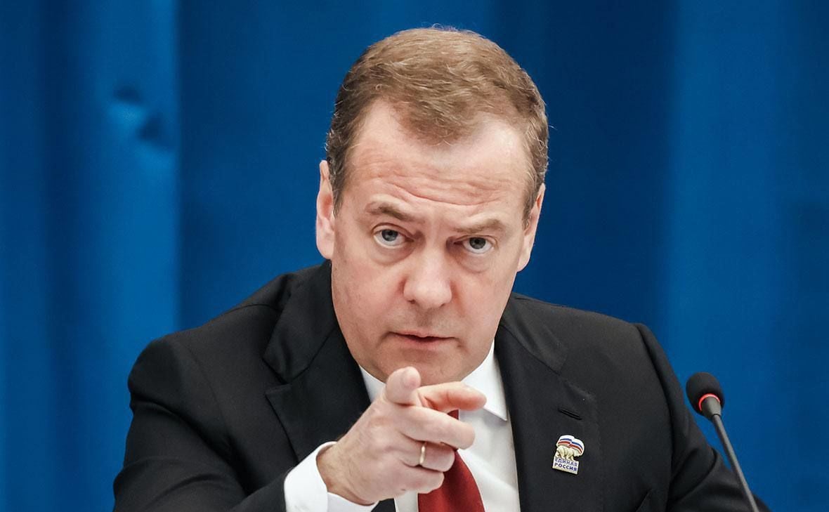 Медведев в ответ на слова Зеленского о чиновниках РФ в бомбоубежищах разразился угрозами и оскорблениями