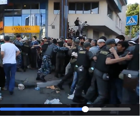 Сеть потрясло видео, как мусульмане в Москве прорывали полицейский кордон на Курбан-байрам, - кадры