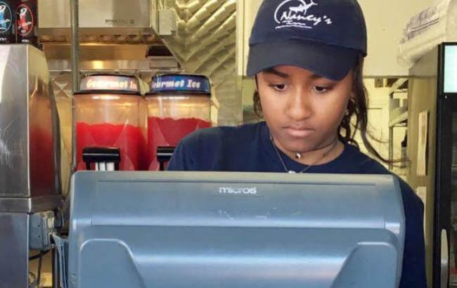 Дочка Барака Обамы  работает кассиром в ресторане