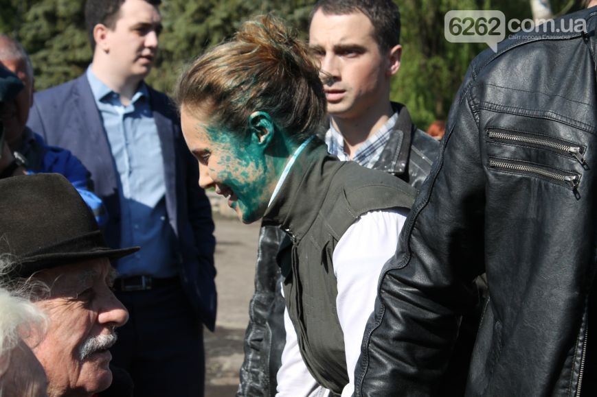 Кадры, как "королеву копанок", обещавшую украинцам баснословные пенсии и зарплаты, Королевскую, облили зеленкой в Славянске