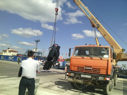 На Керченской паромной переправе рухнул в воду автомобиль: появились новые подробности (кадры)