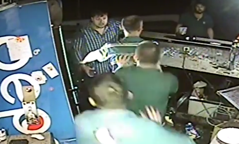 Украинский "терминатор": в ночном клубе Николаева на участника АТО напали агрессивные молодчики, но "выхватили" по полной программе. Кадры