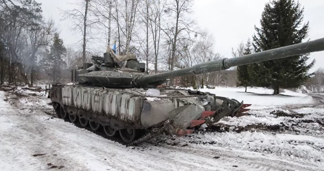 Украинские военные обкатывают новый трофейных танк армии Путина - оккупанты подались в бега
