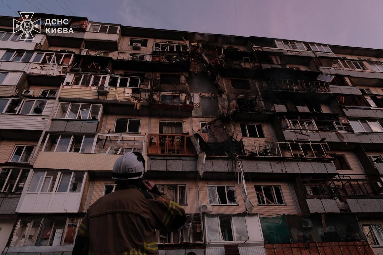 Зеленский о "подлом обстреле" Украины: "Искандер" повредил Посольство Азербайджана в Киеве, "Циркон" атаковал Сумщину, много пострадавших