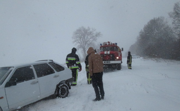 В Хмельницкой области круглосуточно чистят дороги: за два дня выпала двухмесячная норма снега - заносы достигают 1,5 метра