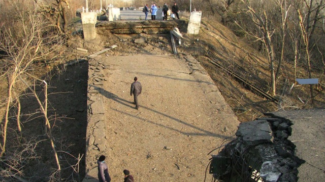 СМИ: боевики взорвали мост в Трехизбенке