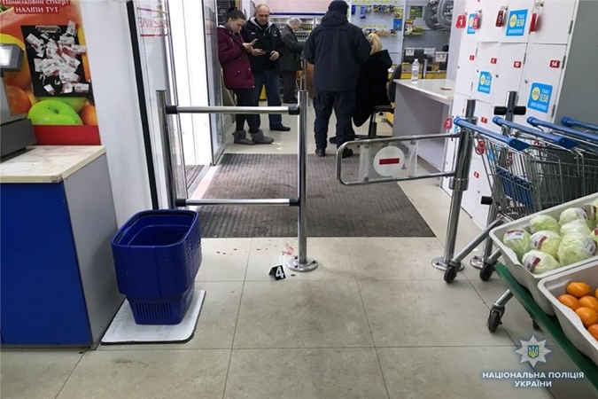 В центре Киева в супермаркете мужчина на кассе открыл стрельбу: что известно о пострадавших и причине ЧП. Кадры