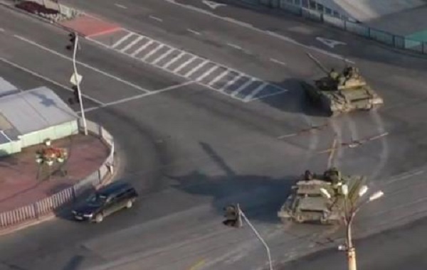 Жители Луганска сообщают о ночной переброске огромной колонны танков, боевики к чему-то готовятся