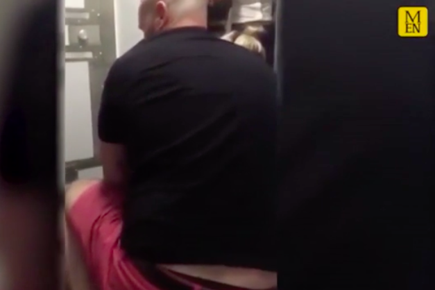 ​"Убью каждого из вас", - пассажир рейса Ryanair впал в безумие на борту самолета: страшные кадры